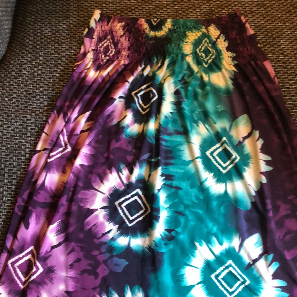 Beautiful skirt! - Picture 3 of 4